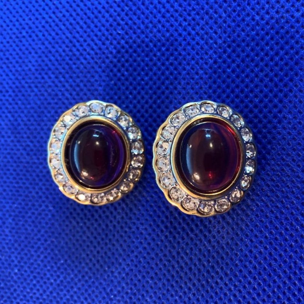 Beautiful Vintage Nina Ricci Gold-Plated clip-on earrings era 1940’-1950’s.